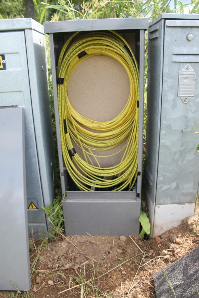 Kopplingsskåp (FOS) där inkommande fiberkabel från telestationen skarvas mot fiber till fastighet.